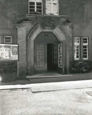 Radebeul, Altkötzschenbroda 40. Pfarrhaus und Lutherhaus (1651/1700 begonnen, 1929; Gebrüder Kießling). Lutherhaus. Portal