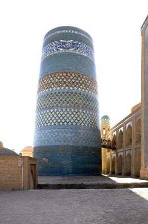 Medrese Amin Khan — Minarett Kalta Menar