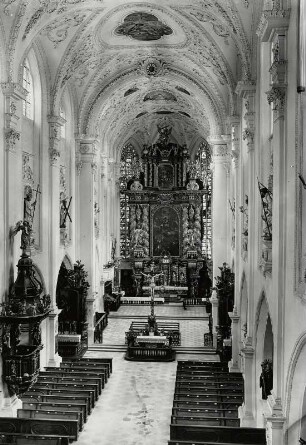 Landsberg am Lech, Pfarrkirche Mariä Himmelfahrt : Landsberg am Lech. Pfarrkirche Mariä Himmelfahrt. Inneres nach Osten