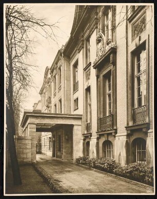 Italienische Botschaft, Berlin-Tiergarten Umbau: Straßenseite der Häuser Standartenstraße 9-11, Schrägansicht