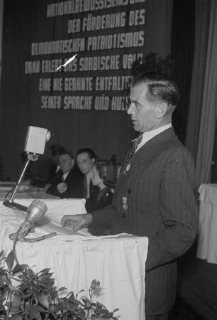 Kurt Krenz, Vorsitzender der Domowina spricht auf dem II. Bundeskongres der Domowina : Kurt Krjeńc rěči na II. zwjazkowym kongresu Domowiny w Budyšinje