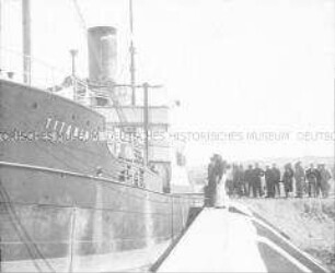 Glasdia vom ersten Dampfschiff ("Titania"), das im Großen Hafen von "Tsingtau" festmacht.
