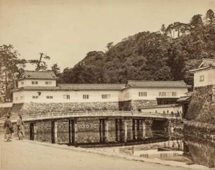 Holzbrücke einer japanischen Burg