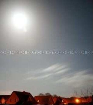Blick in den Himmel mit leuchtendem Mond (Altersgruppe C)