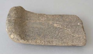 Steinplatte (fragmentiert)