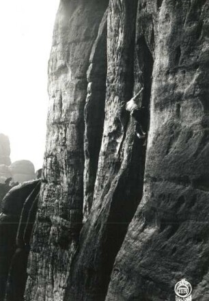 Sächsische Schweiz, Schrammsteine. Südlicher Osterturm. Seilschaft Paul Illmer / Martin Röhnick beim Rißumstieg des Emporweges (VIIc)