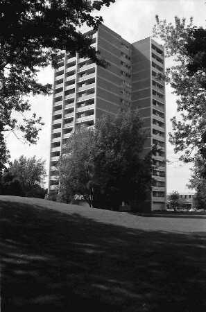Freiburg; Landwasser: Hochhaus von unten