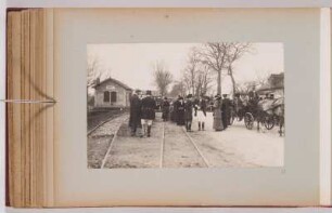 Albumseite mit Zuschauergruppe vor der Bahnstation Dusse