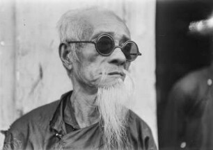 Mann mit Brille (Deutsche Ostasien-Expedition 1937/1939)