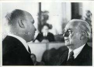 Wladimir Semjonow gratuliert Wilhelm Pieck zur Wahl zum Präsidenten der DDR