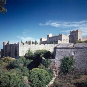 Rhodos (Stadt). Großmeisterpalast von Nordwesten. Amboise-Tor, Wallgraben und Sankt-Georgs-Tor