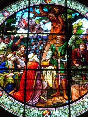 Quedlinburg - Glasbild im Rathaussaal : Ein farbiges Glasbild im Rathaussitzungsaal stellt Szenen aus der Stadtgeschichte dar. Aufgenommen in Quedlinburg am 9. September 2012. Foto Uwe Gerig