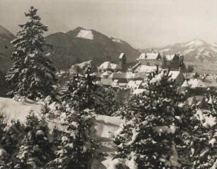 Allgäu. Füssen am Lech im Winter. Im Vordergrund das verschneite Kloster St. Mang, dahinter die verschneite bischöfliche Burg Hohes Schloss Füssen