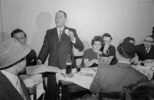 Jüdische Studentinnen und Studenten während einer Seder-Feier