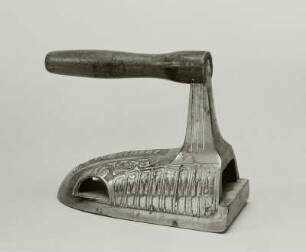 Gas-Bügeleisen (Haushalt-Bügeleisen). Um 1870; Eisen : Gas-Bügeleisen (Haushalt-Bügeleisen). Um 1870; Eisen. Dresden: Privatsammlung