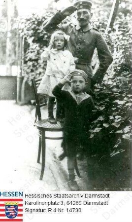 Bach, Noe gen. Leo (1881-1942) / Porträt als Soldat des 1. Weltkrieges auf Heimaturlaub mit Tochter Gerda (* 1912) und Sohn Kurt (1911-1977) im Garten hinter seinem Geschäft in Heppenheim / Gruppenaufnahme, stehende Ganzfiguren