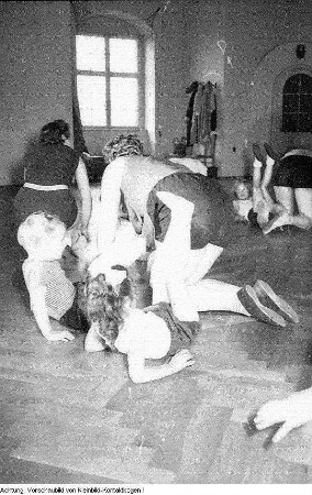 Dresden, Kindersport, Turnübungen in der 32. POS Paul Gruner, Jugendgruppe der BSG Aufbau Dresden-Mitte, Waldlauf am Pionierpalast "Walter Ulbricht", Mutter- und Kindersport des Sportclub (SC) Einheit Dresden-Mitte, Abnahme des Sportabzeichens, Schulsport, u.a., Dezember 1956