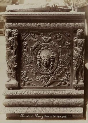 Musée de Cluny. Bahut du XVI.e siècle, profil.