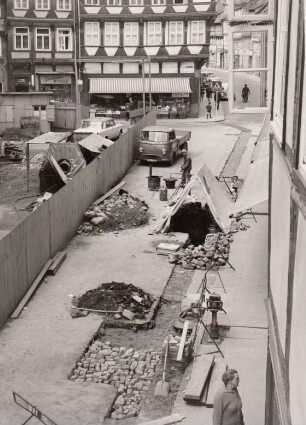 Foto: Einbeck, Marktplatz, Leitungsarbeiten an der Nordseite hinter der Marktkirche