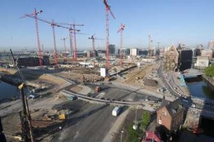Blick auf die Grossbaustelle Hafencity am Rand der Hamburger Speicherstadt. Am Sandtorkai, Brooktorkai, Osakaallee, Ueberseequartier,