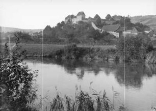 Werralandschaft mit Burg und Städtchen
