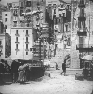 Neapel. Wohnhäuser in der Strada Santa Lucia