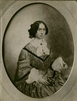 Frau Benzino. sitzend