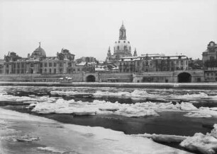 Dresden, Blick vom Neustädter Ufer oberhalb der Augustusbrücke zur Altstadt im Winter mit Treibeis vom Eisstau