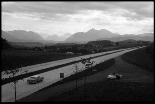 Strass: Autobahn Salzburg-Mondsee, Blick von der Brücke ins Salzachtal, bei Strass