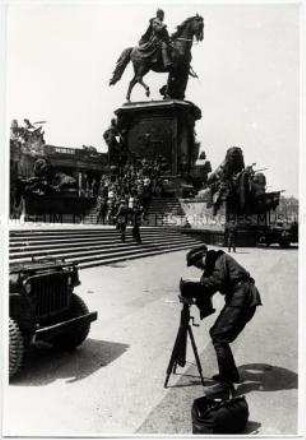 Sowjetsoldat beim Fototermin am Kaiser-Wilhelm-Nationaldenkmal am Berliner Schloss
