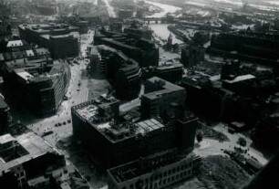 Hamburg-Altstadt. Blick von der Hauptkirche St. Petri auf den Speersort mit dem teilweise zerstörten Pressehaus, heute Helmut-Schmidt-Haus und der Ruine der Staatsbibliothek, ehemals Gelehrtenschule des Johanneums. Sie fielen der Bombardierung im Rahmen der Operation Gomorrha 1943 zum Opfer. Aufgenommen 1947