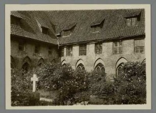 Lüneburg. Im Kreuzgang-Hof des Klosters Lüne. Äbtissinnen-Friedhof : Lüneburg Kloster Lüne. Kloster-Friedhof am Kreuzgang des im1172 gegründeten Benediktinerkloster Lüne; heute ein evangelisches Damenstift.