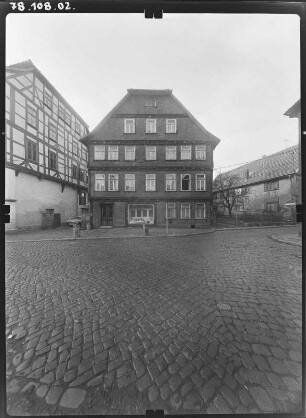 Schmalkalden, Platz der DSF (Neumarkt). Wohnhaus mit Laden. Giebelfront