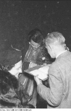 Dresden, Besuch und Auftritt des französischen Schauspielers Gérard Philipe als Hauptdarsteller, März 1955 (sowie Reproduktionen aus Programmheft). Fotoserie anläßlich des Gastspiels des Pariser Théâtre National Populaire (TNP) mit "Ruy Blas" von Victor Hugo im Großen Haus der Staatstheater Dresden, 19. März 1955
