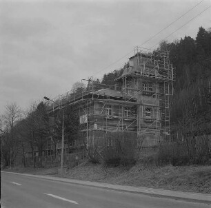 Wohnhaus (eingerüstet mit Stahlrohrgerüst)