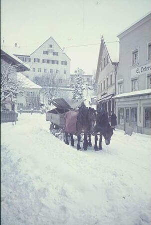 Deutschland. Straßenbild mit Pferdefuhrwerk