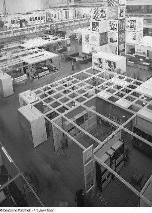 Raumaufnahme mit Ausstellungskojen