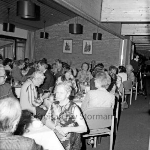 Ahrensburg: Reeshoop: nach Modernisierung: Eröffnung: Innenaufnahme: Vorhalle: Heimbewohner, Betreuerinnen und Gäste an Tischen bei Kaffeetrinken: hinten rechts Kamera auf Stativ
