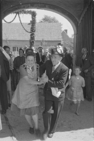 Hochzeitsgäste in Hoyerswerdaer Tracht in Groß Zeißig. : Kwasarjo we Wojerowskej narodnej drasće na kwasu we Wulkim Ćisku.