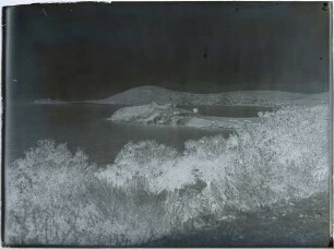 Halbinsel und Insel an gebirgiger Küste