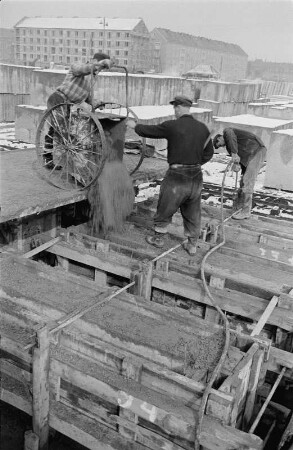 Dresden-Striesen. Baustelle Wohnungsbau (1955/1965). Männer beim Herstellen von Platten (aus Ziegelbruch-Split und Zement) im Plattenwerk an der Müller-Berset-Straße