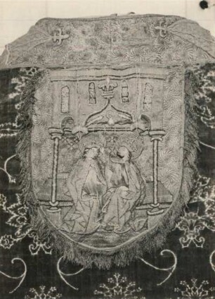 Pluviale mit Marienkrönung, Granatapfelmuster und Wappen des Domprobstes von Gherwen