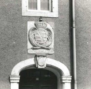 Colditz, Bahnhofstraße 10. Ehem. Rentamt (1799). Wappensteinund Portalabschluß