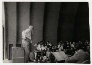 Generalmusikdirektor Dr. Alfred Hertz während einer Orchesterprobe in der Hollywood Bowl. Dr. Alfred Hertz
