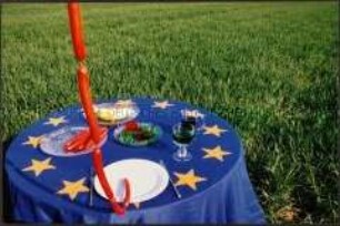 Gedeckter Tisch mit Würstchen und Europaflagge als Tischdecke (Sonderthema: Essen und Trinken)