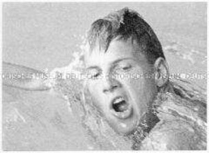 Ein schwimmender junger Mann