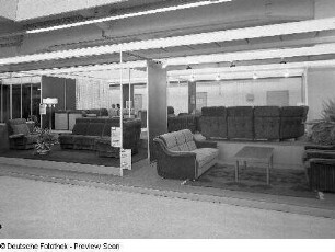 Ausstellungskojen des VEB Polstermöbelkombinat Oelsa-Rabenau mit Sitzgruppe "Mini-Amor" (1980; VEB Sitzmöbelwerke Waldheim) und Sitzgruppe "Birgit" (1980; VEB Vereinigte Sitzmöbelfabrik (-industrie) Oelsa-Karsdorf)