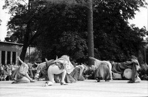 Berlin: Schloss Güterfelde, Tanzgruppe, von unten
