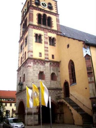 Stadtkirche - Kirchturm von Südsüdwest in Übersicht mit Rundbogenfries sowie Bi- und Triforien