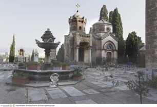 Brunnen mit vier Putten, die aus der Brunnenschale blicken